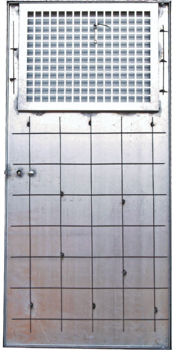Puerta metálica panelable para instalaciones eléctricas